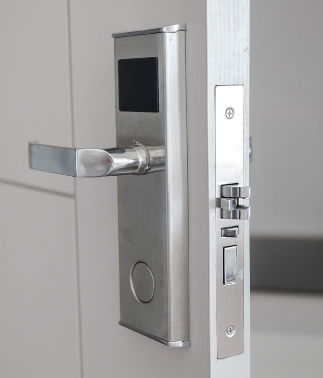 Fixing a stuck Door Latch - Locksmith in Dubai
